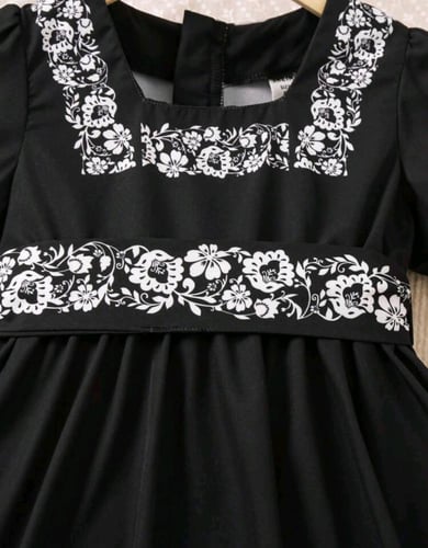 فستان بناتي أسود - بزخارف نباتية بيضاء