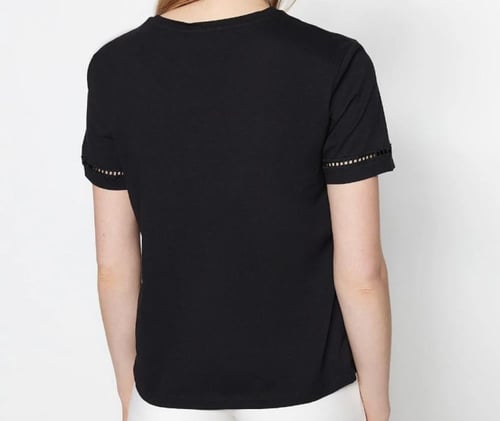 بلوزة نسائي أسود - سادة - جيب قوس - بتفاصيل على ال...