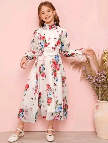 فستان بناتي أبيض بعنق طويل