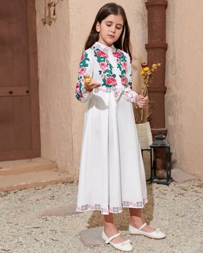 فستان بناتي أبيض بحزام مزخرف