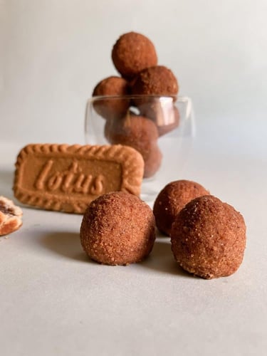 معمول التمر بتغطية اللوتس