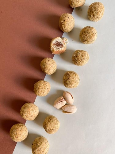 معمول التمر بتغطية الفستق