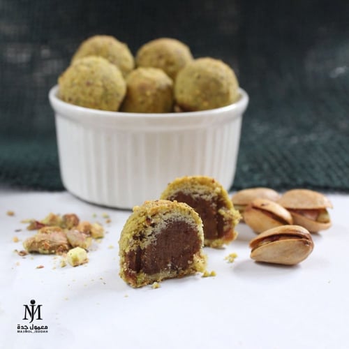 معمول التمر بتغطية الفستق