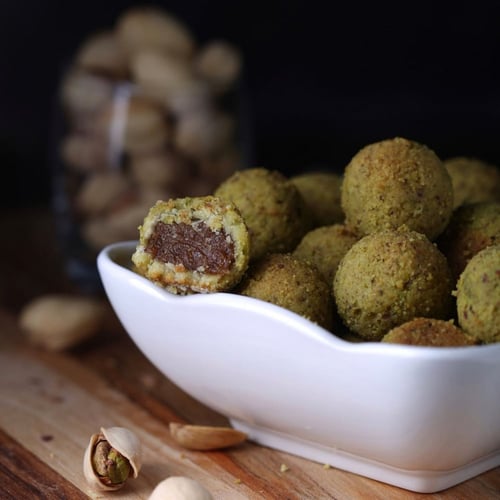 معمول التمر بتغطية الفستق