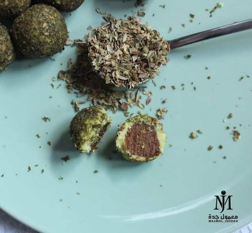 معمول التمر بتغطية الزعتر