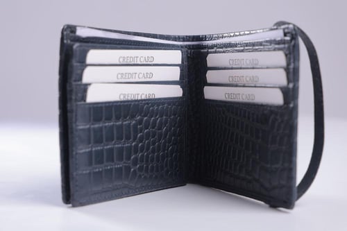 محفظة جلد طبيعي لون اسود مغلقة