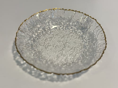 صينية اكريلك دائرية اطراف ذهبي 75 حبة كيلو ونص تمر...