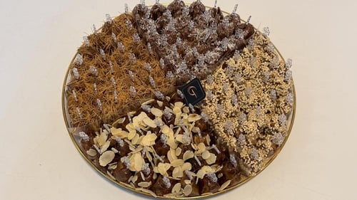 صينية اكريلك تمر سكري محشي مكشوف عليه صوصات حول كي...