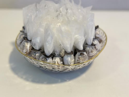 صينيه اكريلك شفاف تمر سكري محشي ومغلف كل حبة فيها...