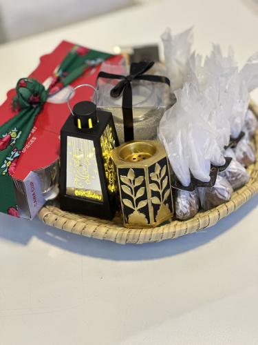 سلة خوص صغيرة 15حبة تمر (اهدي احبابك )