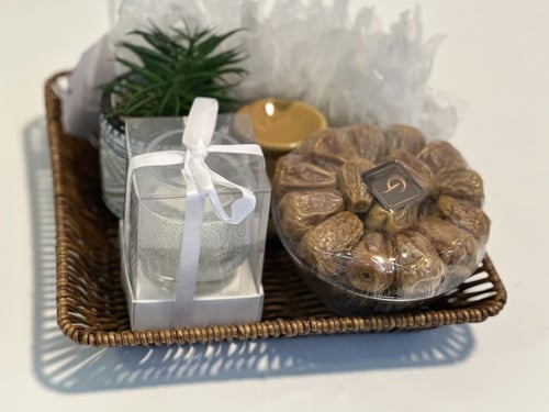 سلة بنية مربعة بمحتويات مختلفة١٥ حبة مغلف تمر محشي...