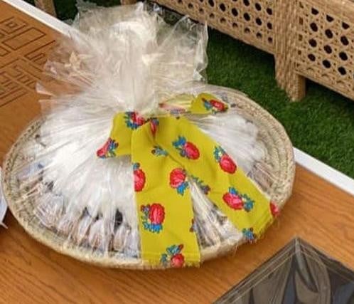 سلة خوص تمر سكري محشي ومغلف كل حبة( اختاري الحجم ا...