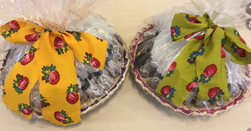 تمر سكري محشي ومغلف كل حبة بسلة خوص