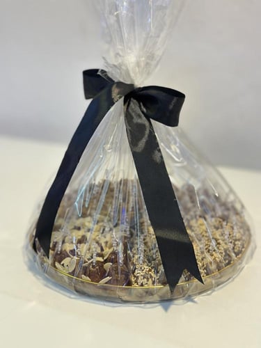 صينية اكريلك تمر سكري محشي مكشوف عليه صوصات حول كي...