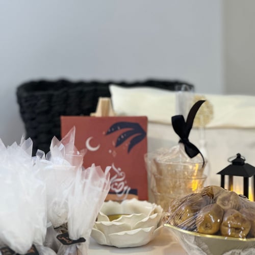 سلة سوداء 25حبة تمر (اهدي احبابك )