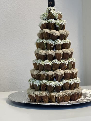 هرم تمر سكري محشي كريمات اكثر من 110حبة تقريبا ( غ...