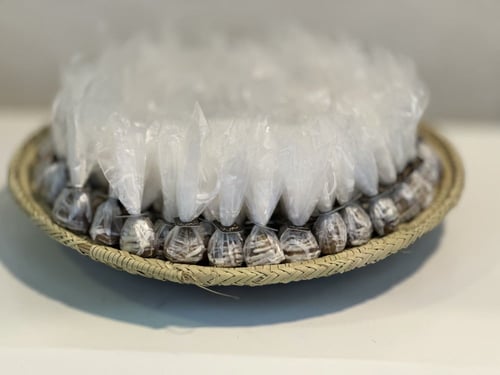 سلة خوص كبييره ٣كيلو ١٥٠ حبة تمر سكري محشي ومغلف ك...