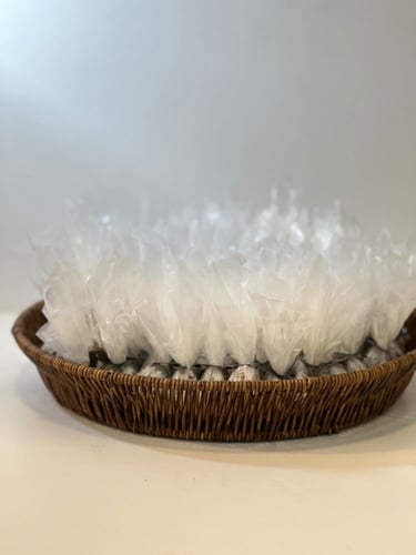 سلة50حبه تمر سكري محشي ومغلف كل حبة 12نوع حشوة