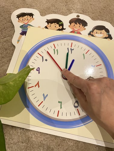 لوحة لتعليم مفهوم الساعة باللغه العربية بعقارب يمك...