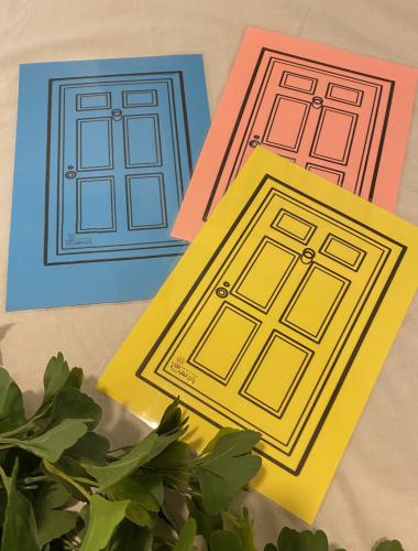 استراتيجية الباب ( ثلاث بطاقات مقاس a4 على ورق ملو...