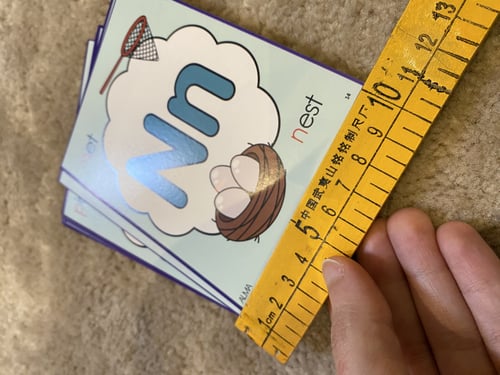 بطاقات الحروف الانجليزية مزودة بمدلولات للتعرف على...