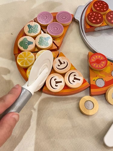 لعبة البيتزا الخشبية مناسبة للعب الإيهامي والدرامي...