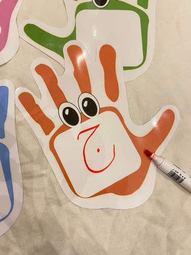 بطاقات الأيدي الملونة ( أربعة بطاقات يمكن الكتابة...