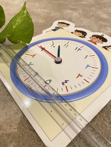 لوحة لتعليم مفهوم الساعة باللغه العربية بعقارب يمك...