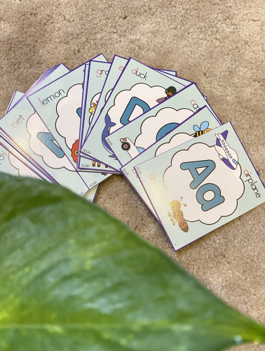 بطاقات الحروف الانجليزية مزودة بمدلولات للتعرف على...