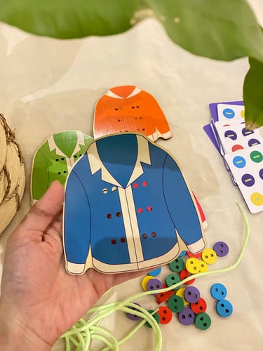 لعبة لظم أزرار الملابس الخشبية مناسبة للتآزر مابين...