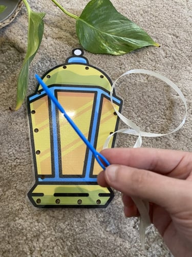 لعبة لضم الفانوس باستخدام الإبرة البلاستيكية والخي...