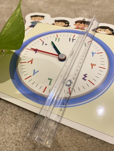 لوحة لتعليم مفهوم الساعة باللغه العربية بعقارب يمك...