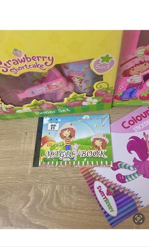 نادر جدا/مجموعة ستروبيري شورت كيك