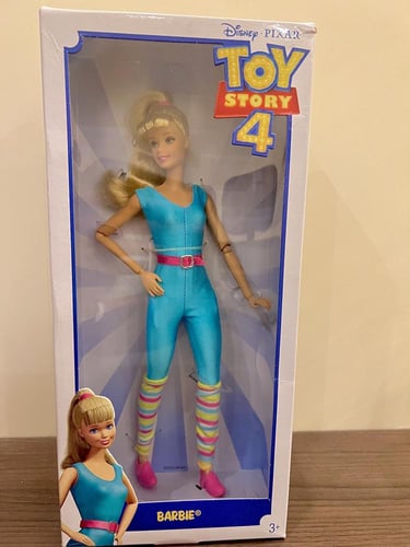 دُمية باربي من فيلم توي سوتري+مصففة الشعر من باربي