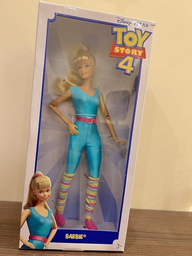 دُمية باربي من فيلم توي سوتري+مصففة الشعر من باربي