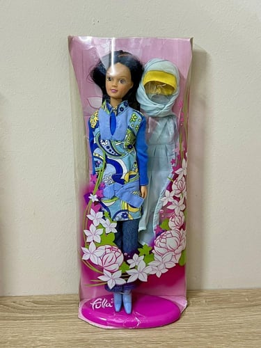 نادر جدا / دمية فلة بالرداء الازرق من مجموعة الموض...