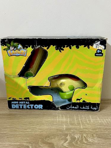 نادر جدا / جهاز لعبة كشف المعادن من عيش سفاري"اصدار سنة 2005”جديد واصلي من MBC3(البوكس متضرر).