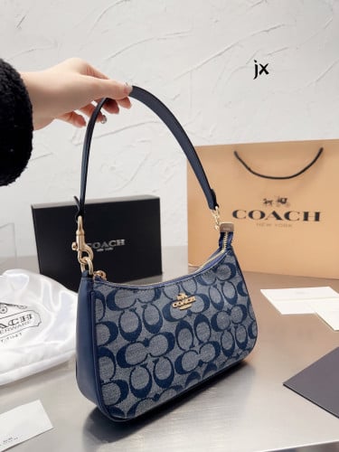 فوري - متوفره بعدة اللوان- COACH