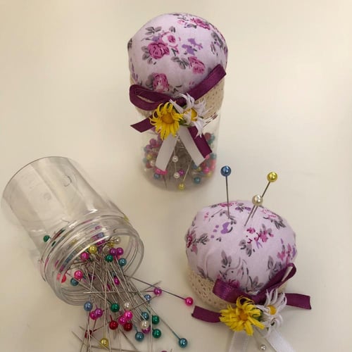 علبة دبابيس مع خدايه