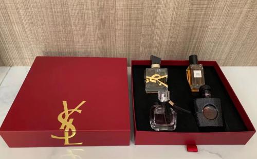 مجموعة عطور سان لوران