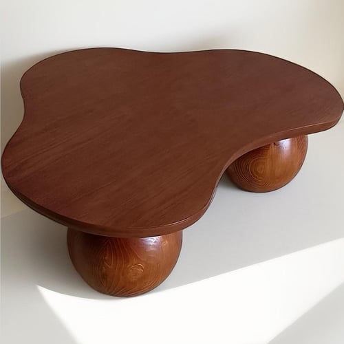 طاولة وسط قاعدة ثلاث كور