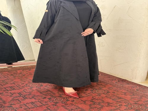 حرير ياباني مشجر بياقه وقصه هندسية انيقه فالاكمام...