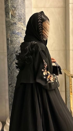 عباية قماش كتان بياقة كسرات من الخلف مع تطريز فالا...