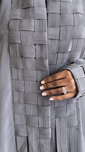 موديل شكل هندسي مربعات من نفس القماش حرير ياباني