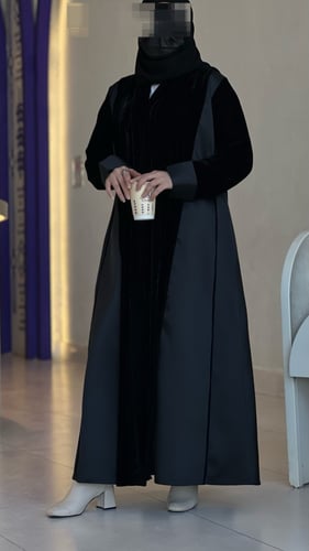 عباية مخمل بتفاصيل تفته جانبية وقصة كلوش فاخرة