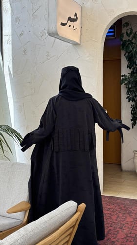 حرير ياباني مشجر بياقه وقصه هندسية انيقه فالاكمام...