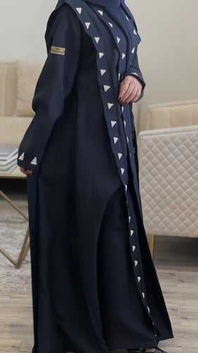 عباية كريب لنن بتطريز هندسي أنيق