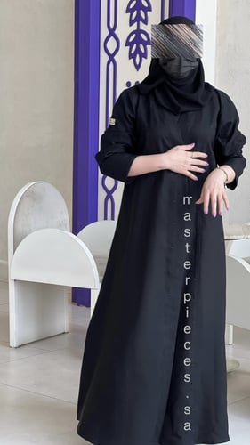 عباية كتان أسود بتطريز ناعم وقصة كلوش