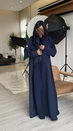 عباية كريب سراميك بتدخيلة كتان مقلم – تصميم عصري