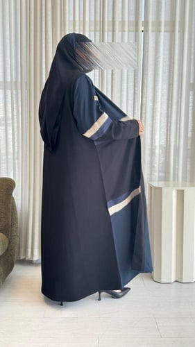 عباية كريب كوبرا بارد بتطريز بارز وتدخيلة كحلي وأس...